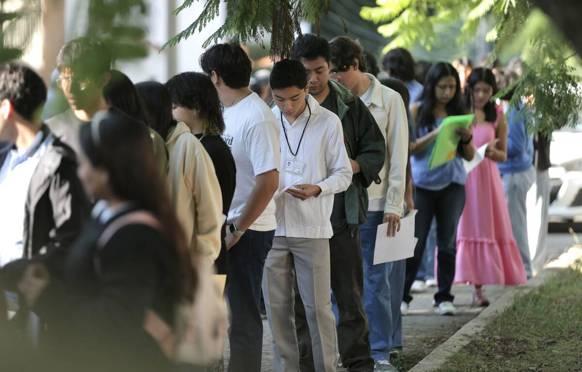 Jóvenes realizaron largas filas para presentar el examen de control de la UNAM en Oaxaca. | Foto: Ariel Ojeda