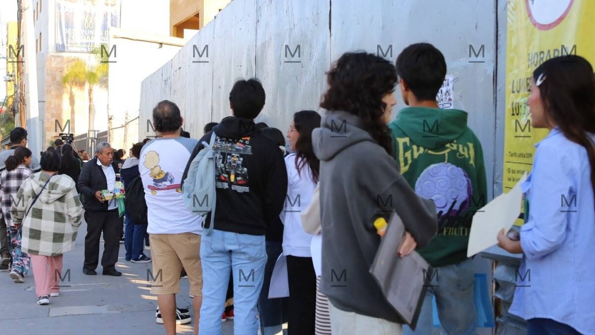La mayoría de las y los jóvenes llegó a presentar el examen acompañada por sus padres o familiares. | Dany Béjar