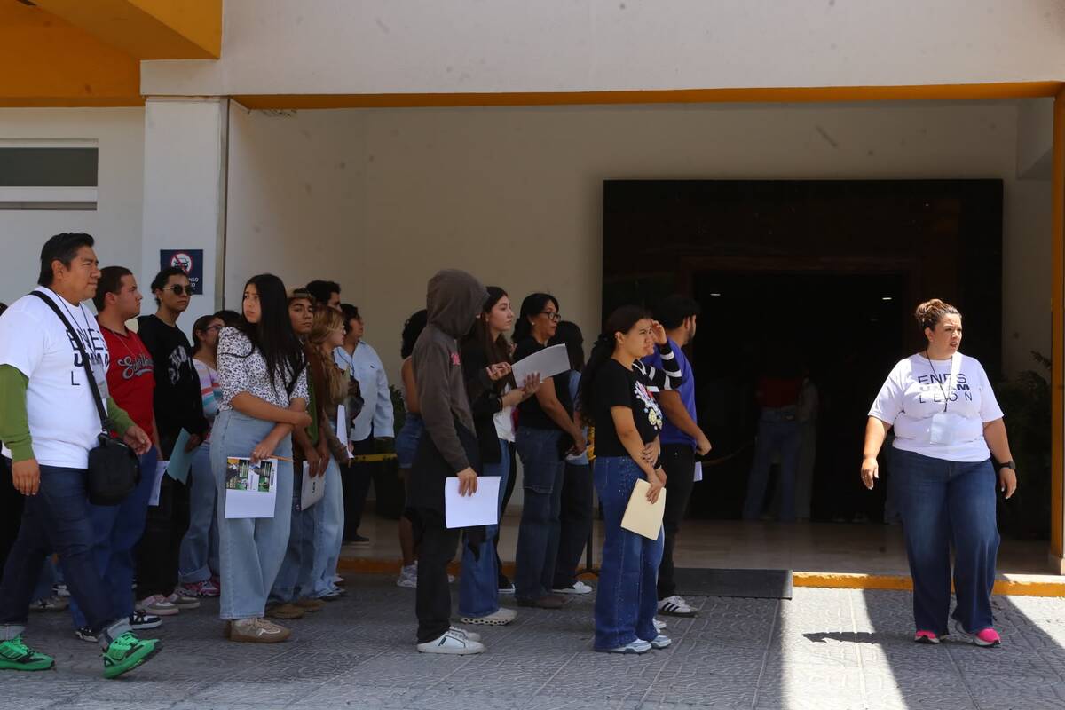 Miles de personas presentaron el examen de control de la UNAM en León. | Foto: Dany Béjar