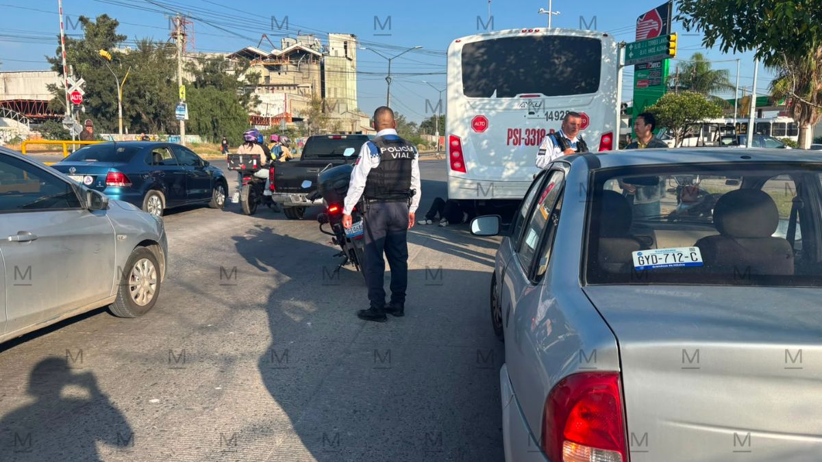 El motociclista terminó debajo de un autobús. | Juan Carlos Romero