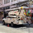 Personal de la CFE realiza trabajos en la calle Aduana tras el apagón que afectó a comercios de la zona centro de Tampico.