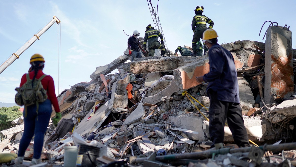 Personal de rescate continúa levantando escombros en Pereira | Foto: Reuters