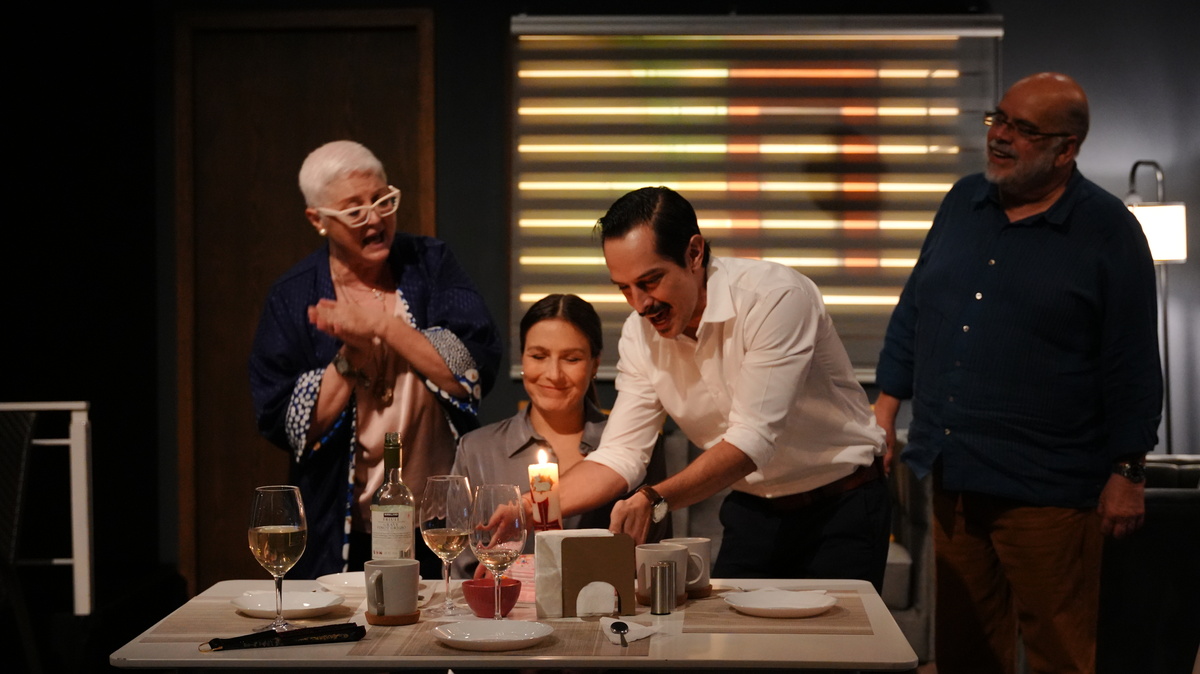 En la pieza, Rodrigo invita a sus padres Emilio y Alicia a celebrar el cumpleaños 40 de Laura, su esposa, quien odia los festejos. (Foto: Especial)