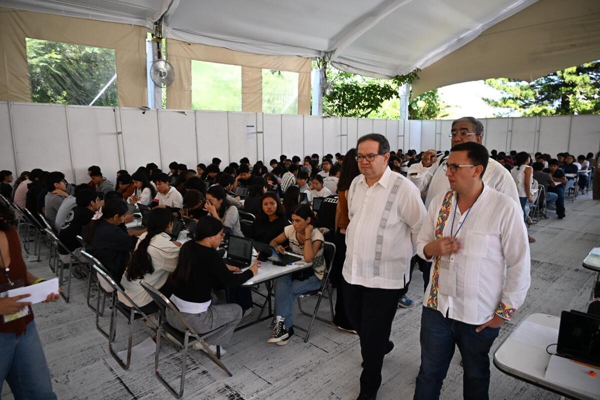 El rector de la UNAM supervisó el examen de control en Oaxaca. | Foto: X (@UNAM_MX)
