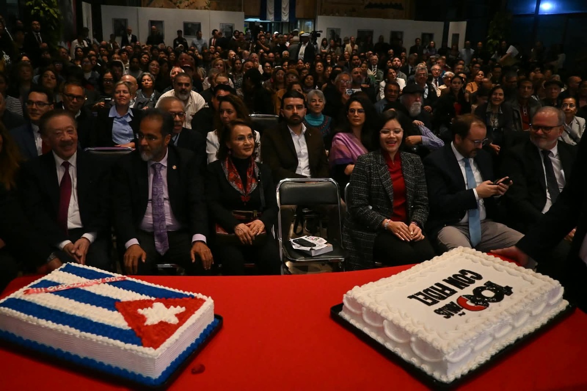 Representantes de la cancillería y de la delegación cubana conmemoraron la entrega de asistencia humanitaria a la isla. | Foto: Daniel Augusto