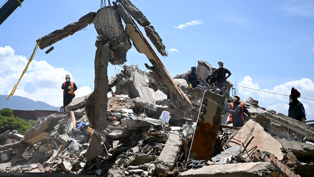 Rescatistas retiran escombros de un edificio colapsado en Cali | Foto: AFP