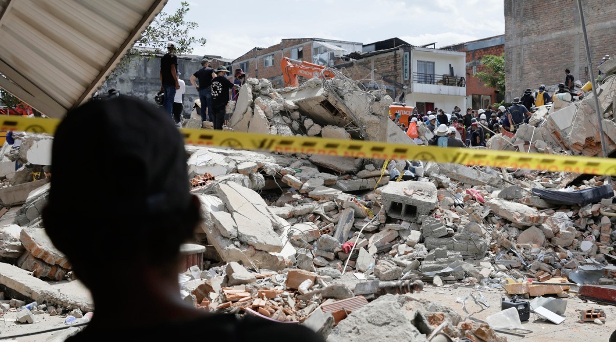 Voluntarios realizan labores de búsqueda en edificaciones destruidas en Pereira (Colombia). | EFE / Carlos Ortega
