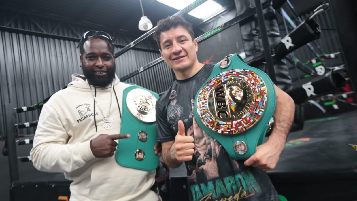 William ‘Camarón’ Zepeda presume el cinturón verde y oro que lo acredita como campeón mundial de peso Ligero del CMB. (Cortesía)