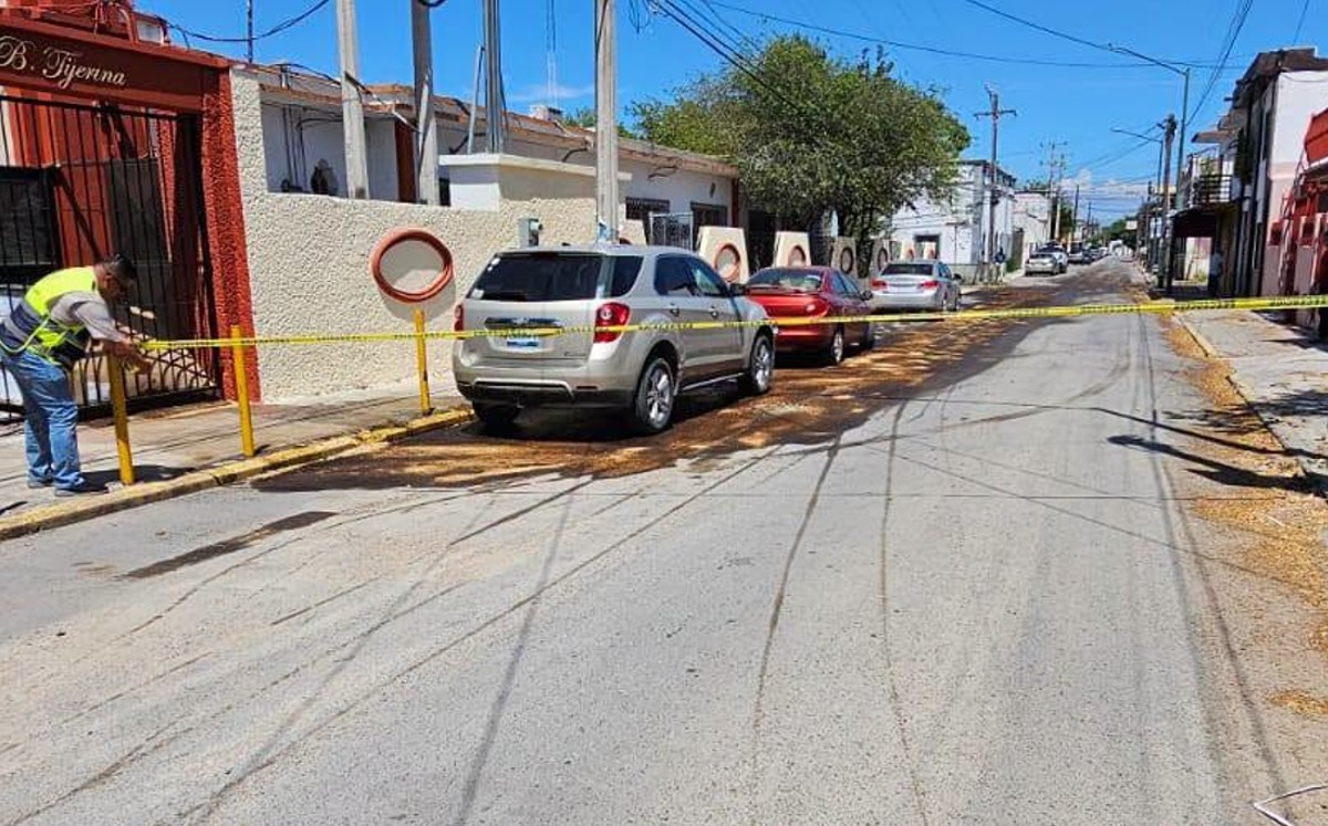Acordonan vialidad tras derrame de aceite afuera de una escuela en Ciudad Victoria. | Facebook: PC Tamaulipas