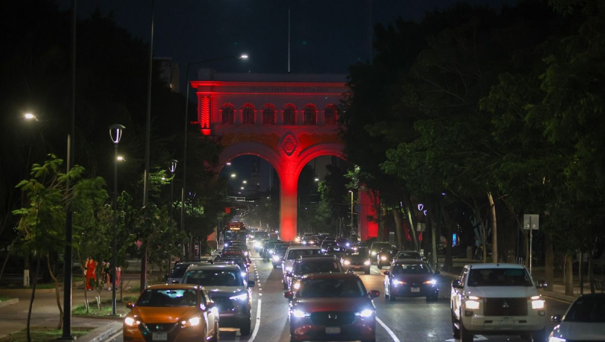 Los Arcos de avenida Vallarta iluminados de rojo festejando el aniversario de Atlas (Farid Santos)