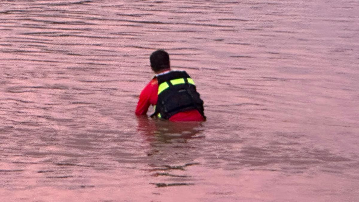 El cuerpo del joven fue encontrado al día siguiente (Cortesía Protección Civil y Bomberos de Puerto Vallarta)