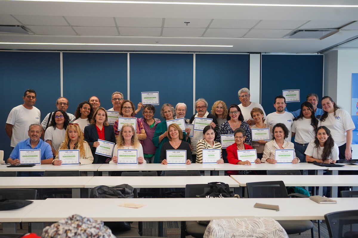 Egresados celebran al concluir su formación digital. (Leslie Cruz)