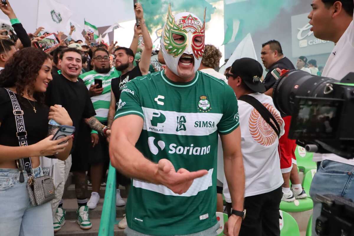 El Grande Americano une lucha libre y pasión por el Santos Laguna. | Foto: Verónica Rivera.