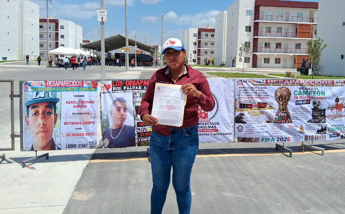 Integrante de Colectivo Amor muestra una de las peticiones entregadas. | Vía FB.- Desaparecidos en Tamaulipas Colectivo Amor