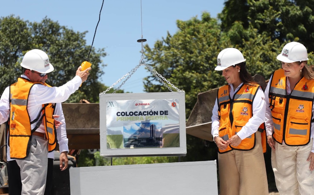 Inversionistas junto al alcalde Armando Martínez pusieron la primera piedra. | Fb; Gob de Altamira