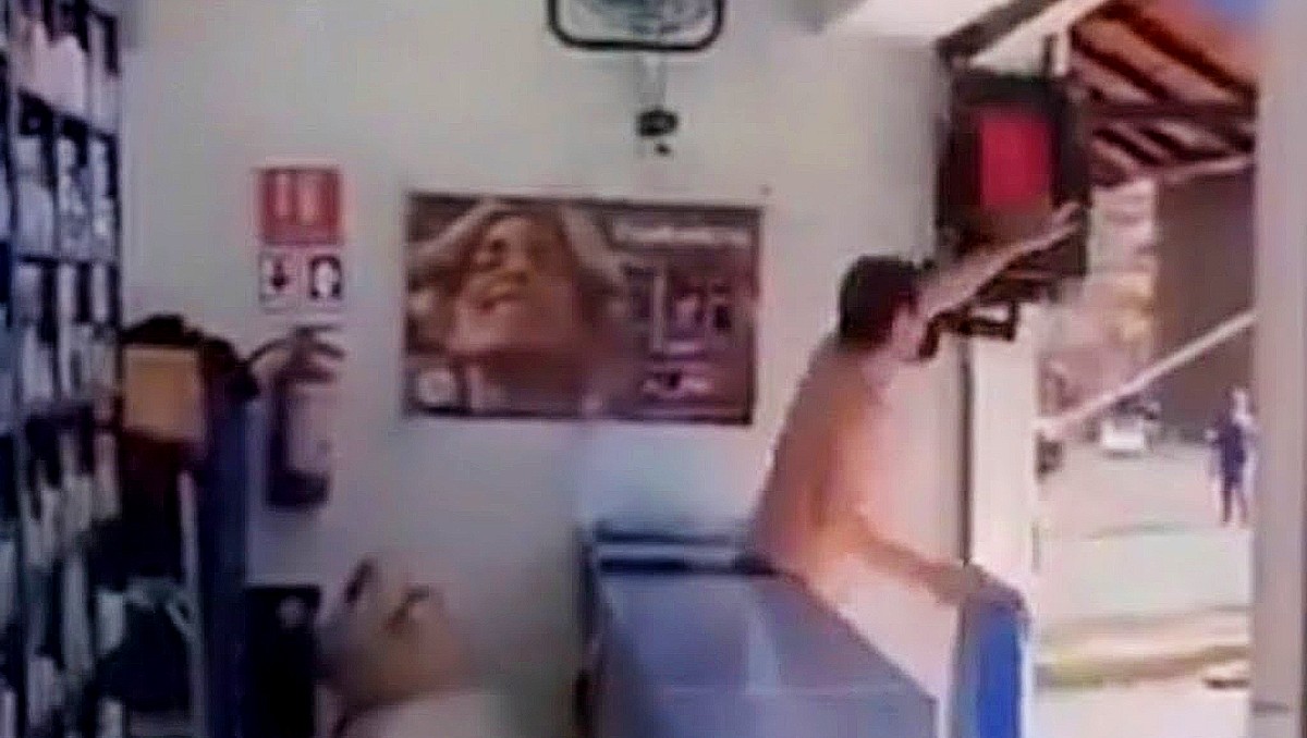 León: hombre golpea bocina al interior de una farmacia | Redes sociales