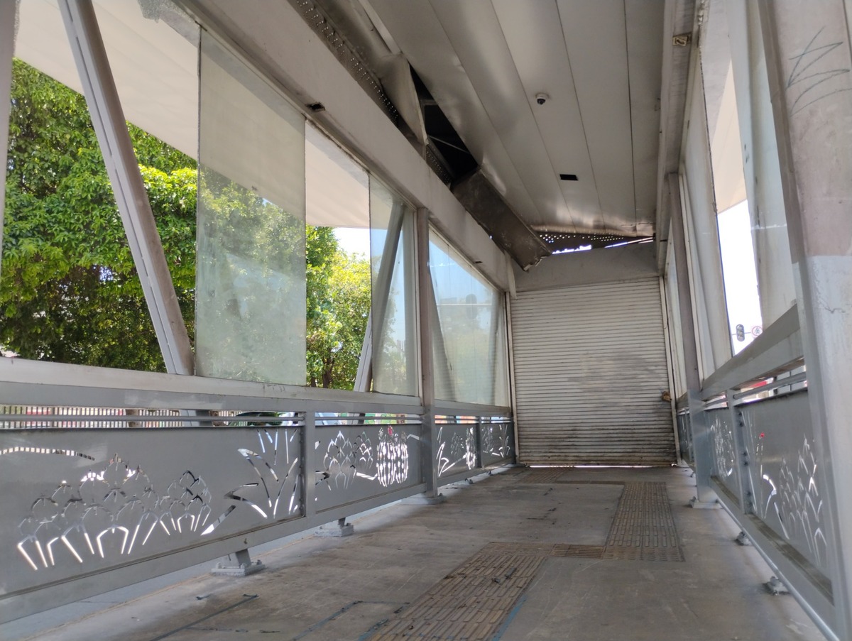 Limpian paraderos del Metrobús Laguna y reportan daños. | Verónica Rivera.