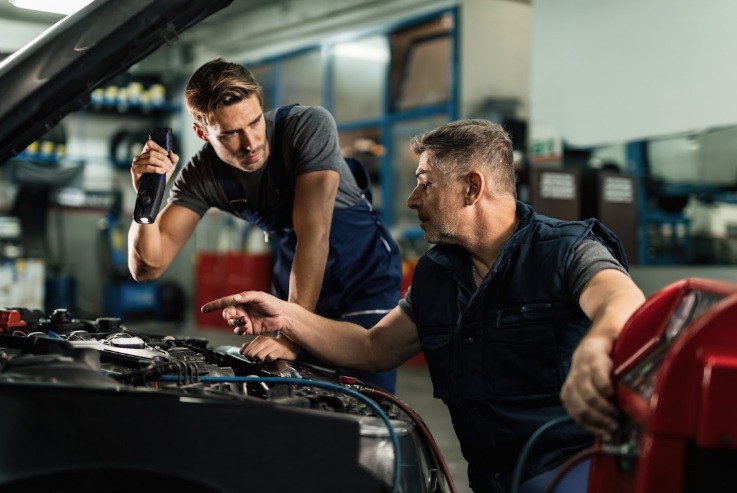 México tiene millones de personas reparando autos, pero muy pocas están certificadas (IA)