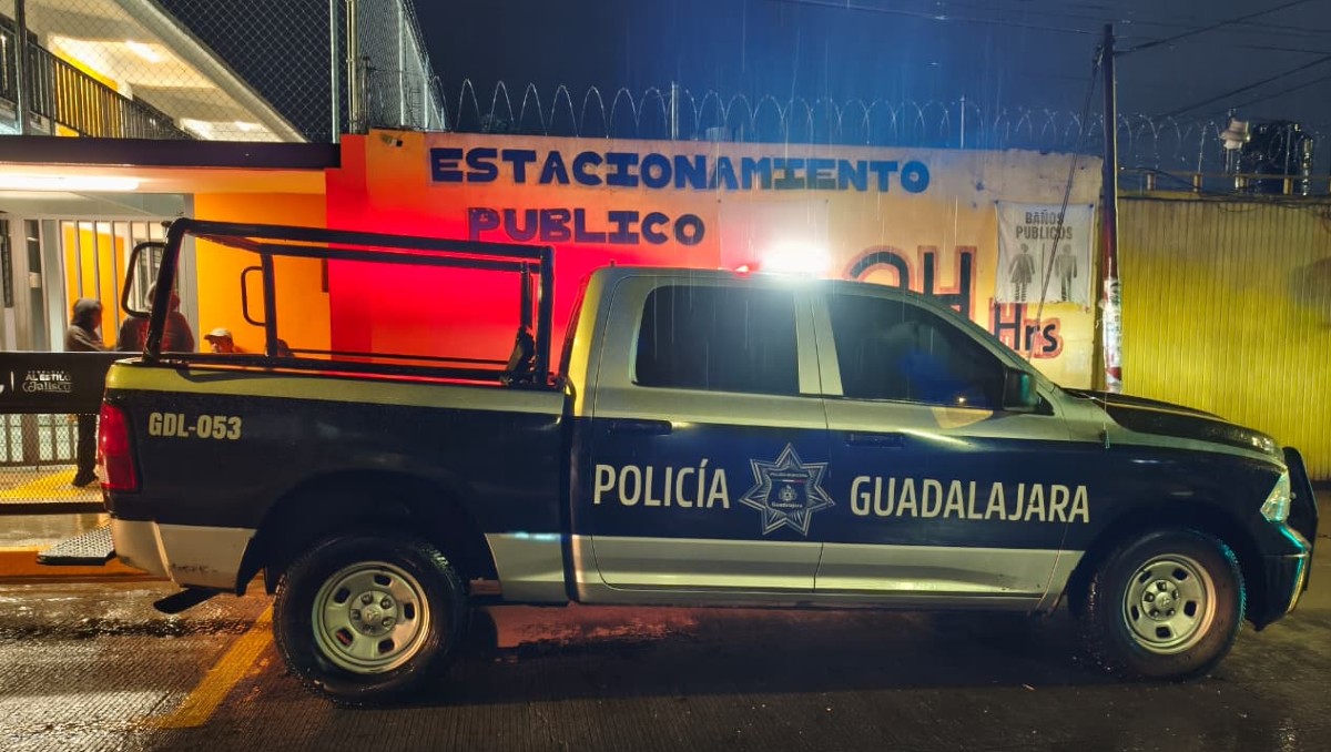 Policías acudieron a verificar el hallazgo del hombre sin vida en Guadalajara (Vicente Torres Alfaro)
