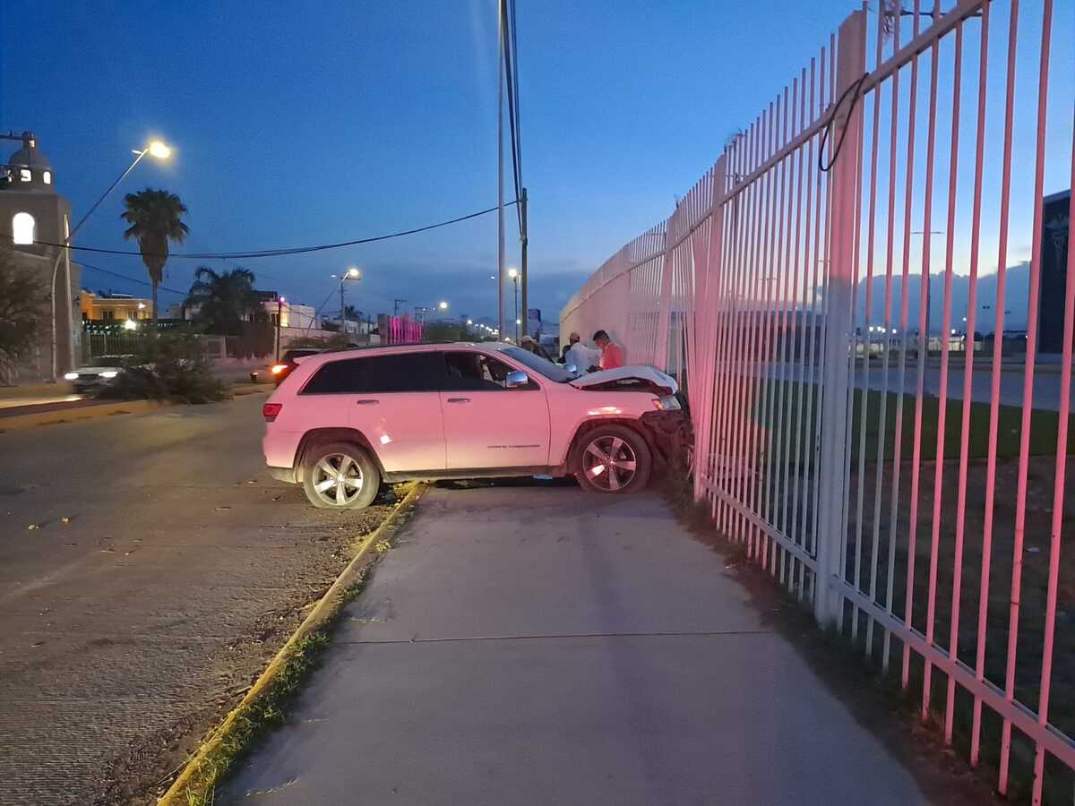 La presunta responsable tendrá que cubrir los daños al barandal y a la infraestructura del municipio. | Alejandro Escobedo