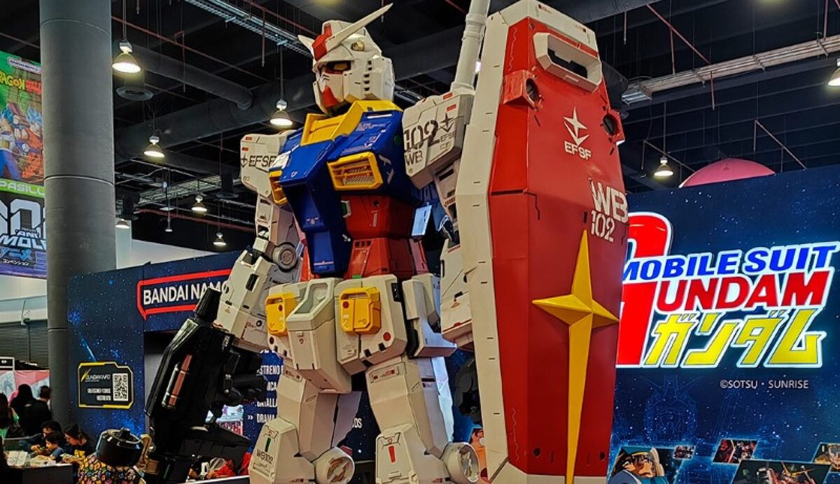 RX-78-2 Gundam, protagonista de la saga original Mobile Suit Gundam en stand de Bandai.