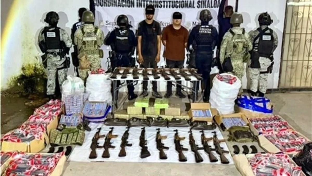 Los detenidos y el arsenal fueron trasladados a las instalaciones de la FGR en Mazatlán. | Foto: Especial