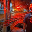 Un hombre de 36 años fue rescatado tras caer a una alcantarilla sin tapa en el Centro de Monterrey.