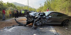 Choque frontal entre Mustang y camioneta deja heridos en Valle Alto al sur de Monterrey