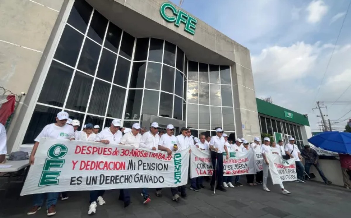 Frente a las oficinas de la Comisión Federal de Electricidad de la colonia Altavista de Tampico, se manifiestan| Yazmín S.