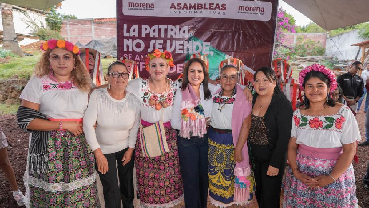 Gladyz Butanda encabezó una asamblea informativa en Capula, donde dialogó con habitantes sobre la transformación en Michoacán. | Especial