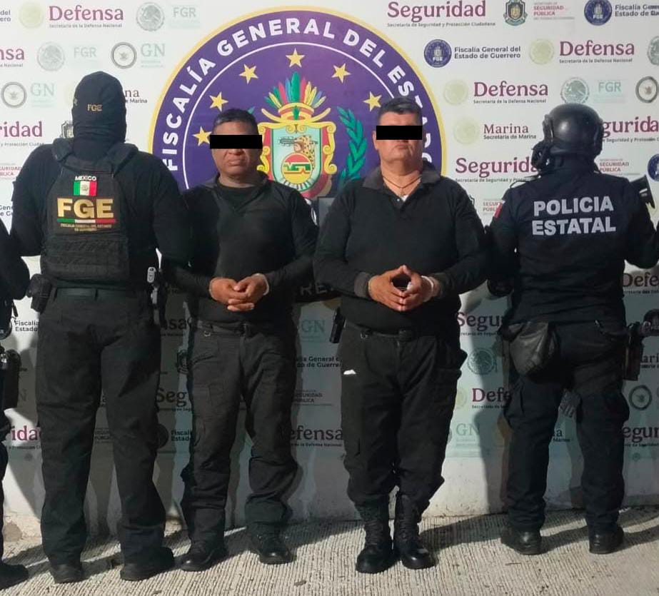 Manuel Alejandro 'N' y Ricardo 'N' policías detenidos. | Especial