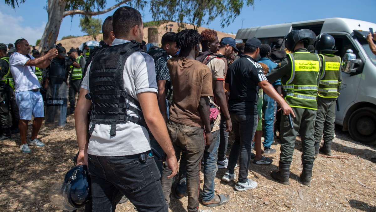 Marruecos intercepta a más de 100 migrantes en la frontera con Ceuta. | Foto: EFE