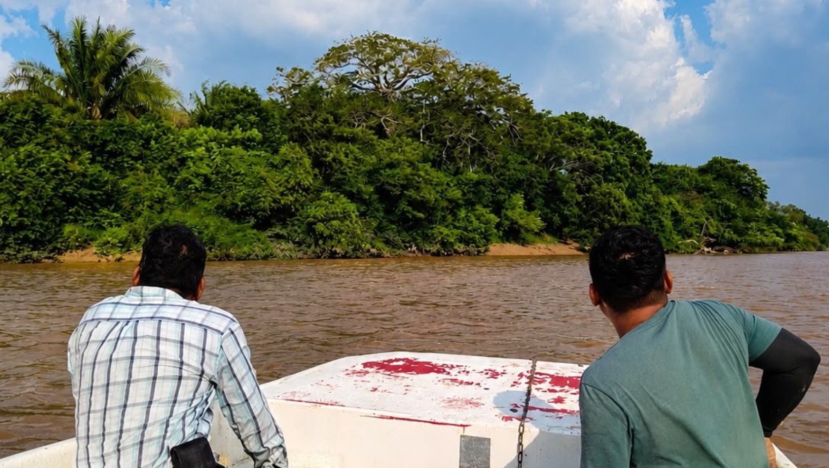 Protección Civil, policía y pobladores realizan recorridos en lanchas por la playa Camuchitán. | Foto: Especial