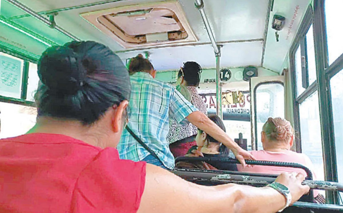 Usuarios viajan a bordo de una unidad del transporte público en Tampico. | JESÚS GARCÍA