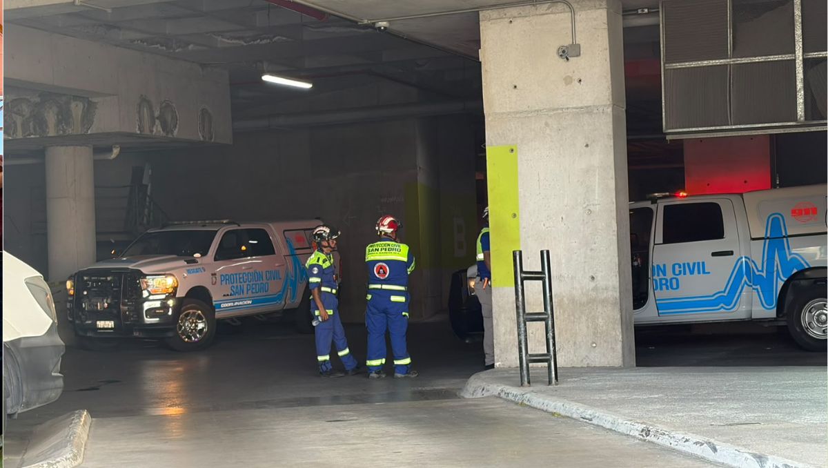 Al lugar arribaron elementos de rescate, quienes rescataron a la menor. Foto: Gabriela Garza