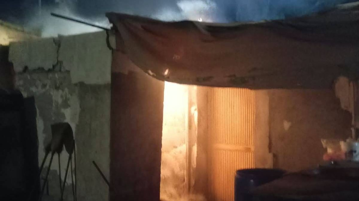 Bomberos controlaron las llamas antes de que alcanzaran el negocio y viviendas cercanas.| Damián Ramírez.