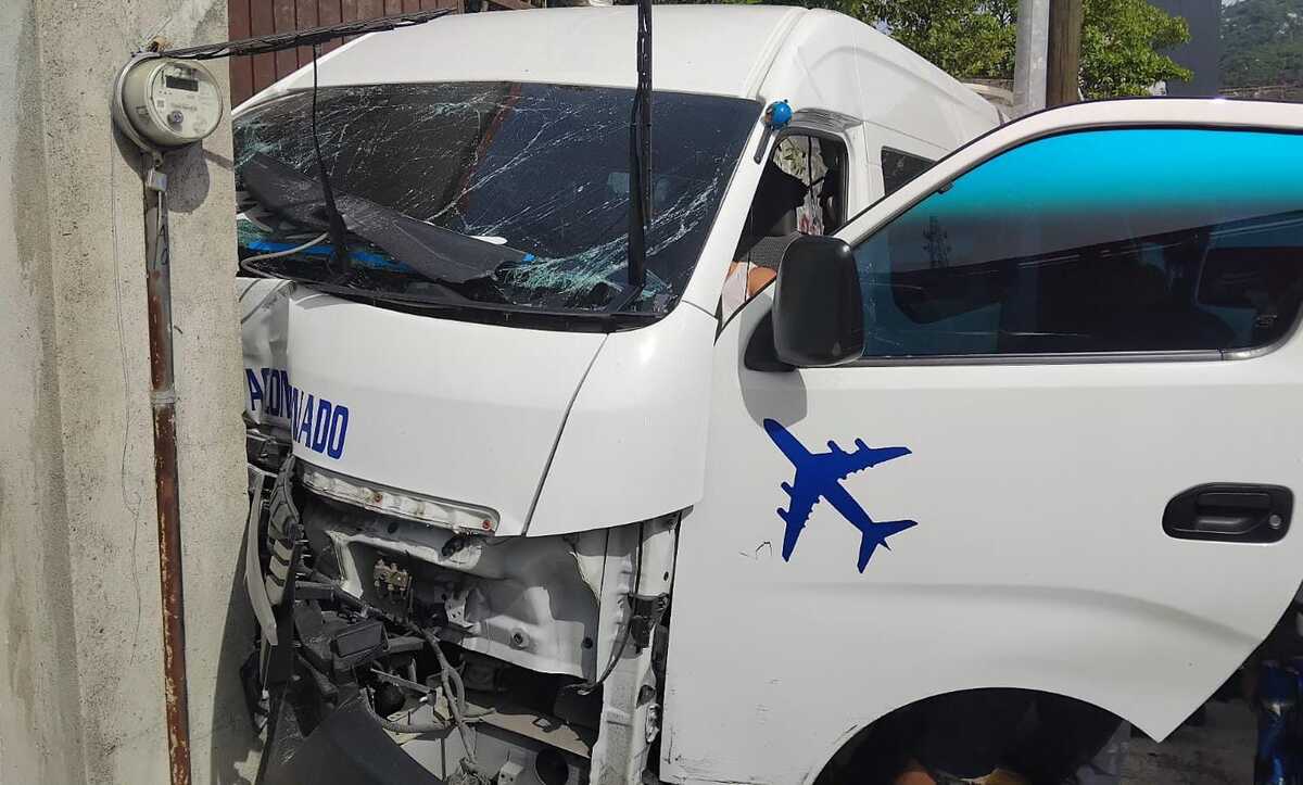 Una camioneta Urvan de transporte público chocó a exceso de velocidad en el bulevar de Las Naciones en Acapulco.| Foto: Especial