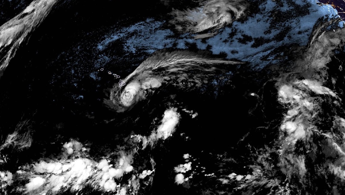 Foto satelital entregada por la agencia oceanográfica estadounidense NOAA que muestra a la tormenta tropical Lala cerca de Hawai. | AP