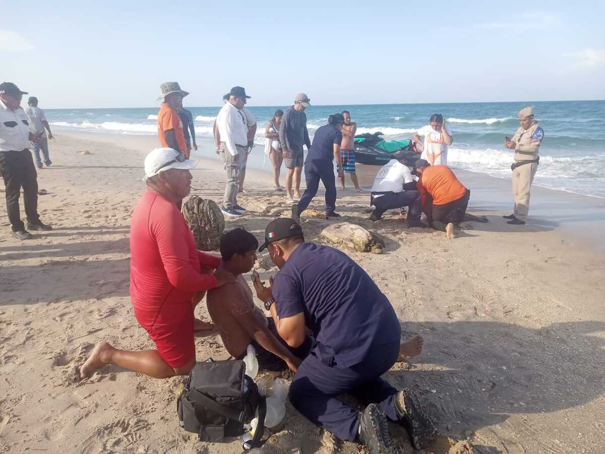 Guardavidas de playa Miramar desplegaron un operativo para rescatar a dos jóvenes que eran arrastrados por el mar cerca de Velamar.