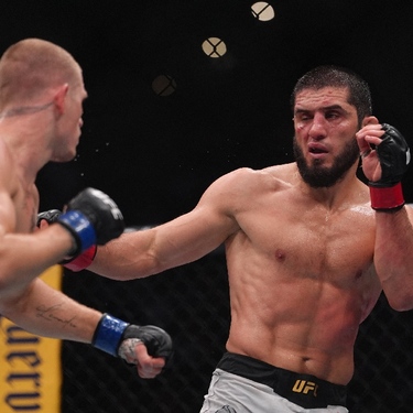 Islam Makhachev, peleador de UFC, derrotó por decisión unánime a Machado Garry para mantener su título de peso wélter y llegar a 17 victorias seguidas.