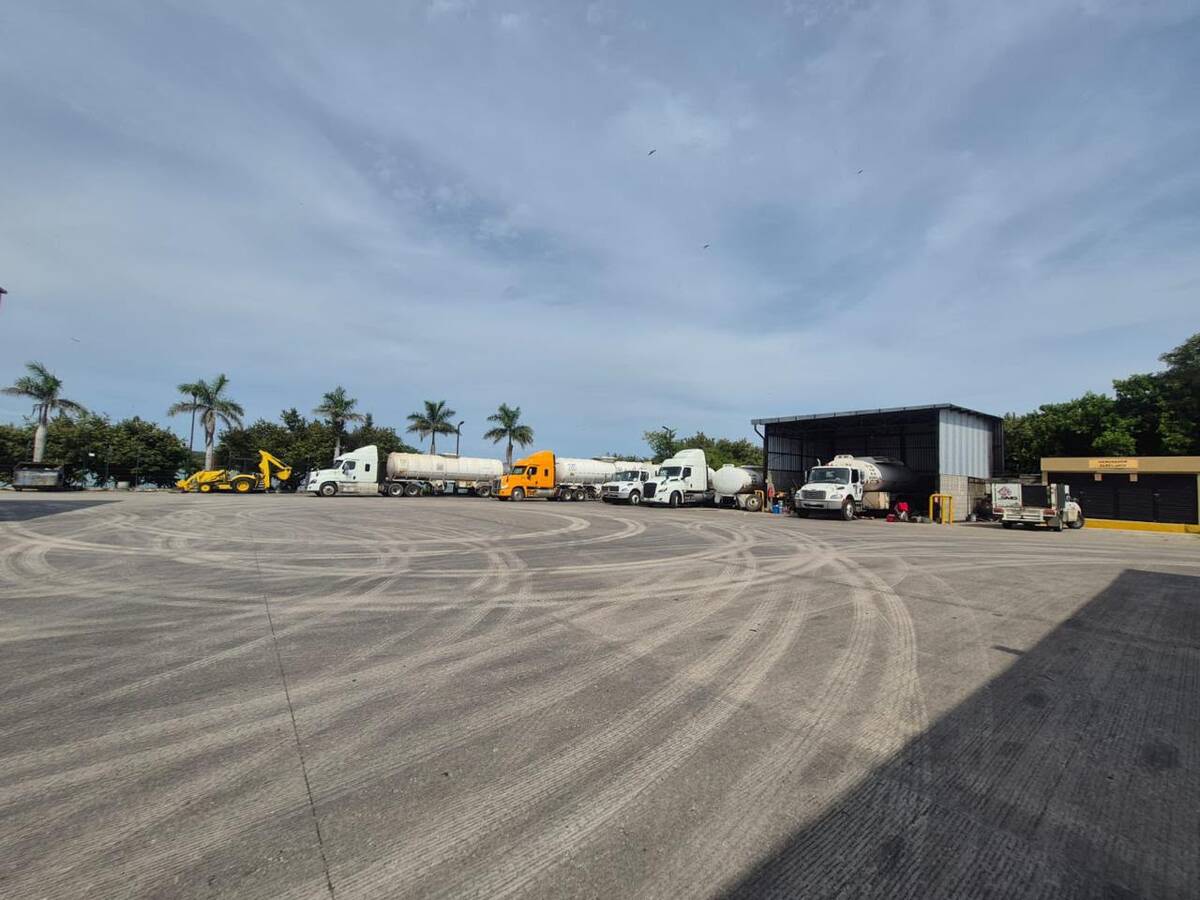 La Marina informó sobre el operativo de la FGR en una distribuidora de combustible de Altamira, donde fueron asegurados unos 297 mil litros de líquido.