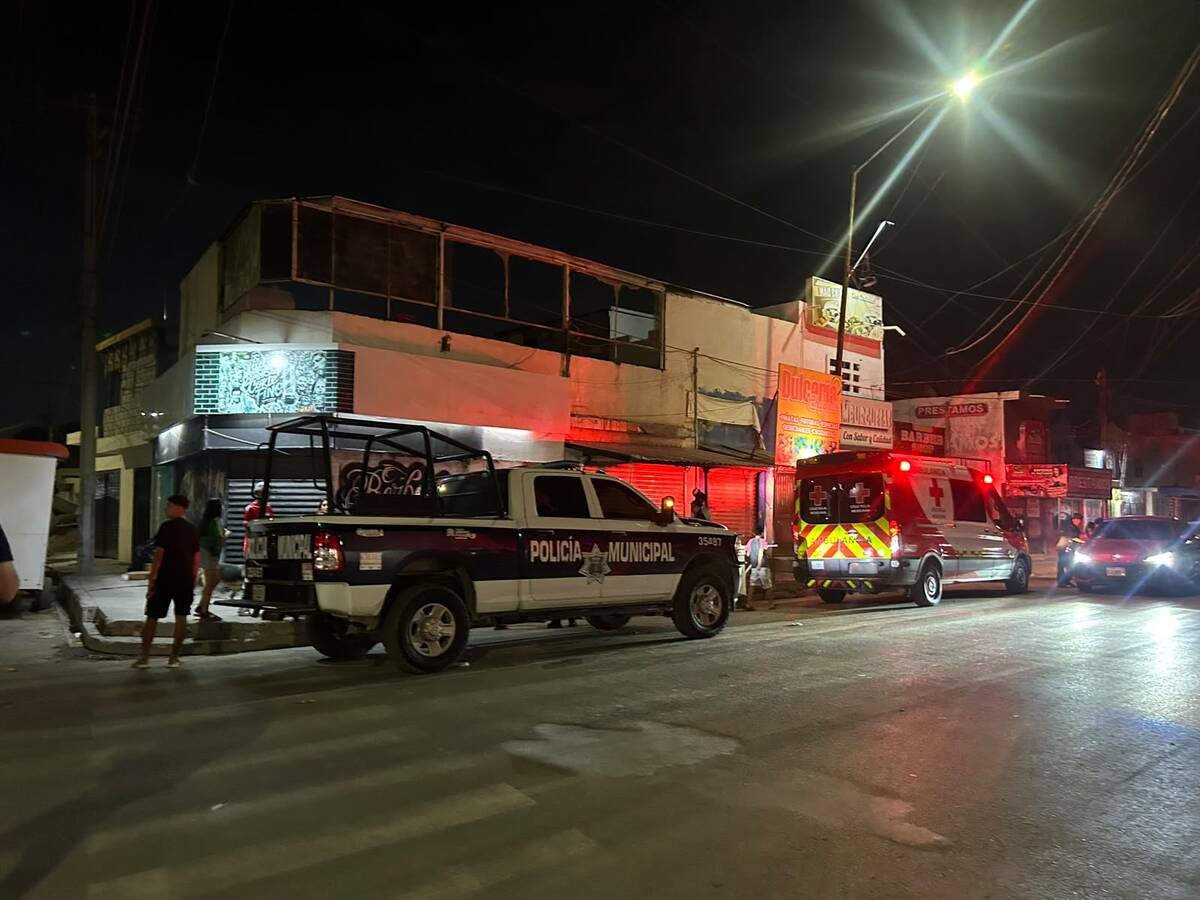 La mujer fue localizada tirada en una banqueta del paseo Canal de San Antonio.| Lucero Sánchez.