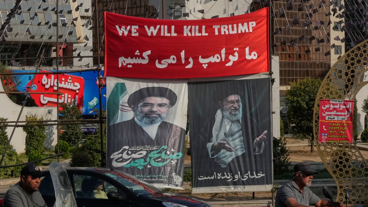Pancarta con la inscripción "Mataremos a Trump" y retratos del difunto líder Alí Jameneí y el actual, Mojatba Jameneí. | AP