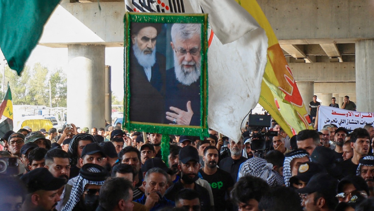 Varias personas participan en una protesta en apoyo a Hashed al-Shaabi, una alianza armada iraquí que incluye grupos proiraníes. | AFP