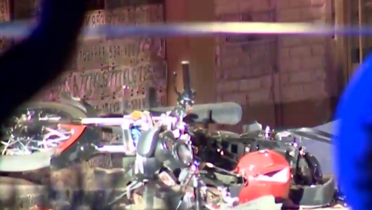 Vehículo embiste motocicleta y mata a una mujer en Naucalpan; responsables abandonan automóvil | Captura