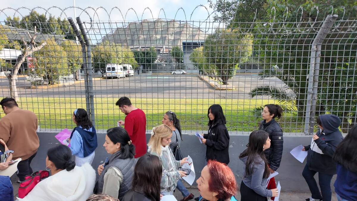 Aspirantes de la UNAM en el Palacio de los Deportes previo al examen control. | UNAM