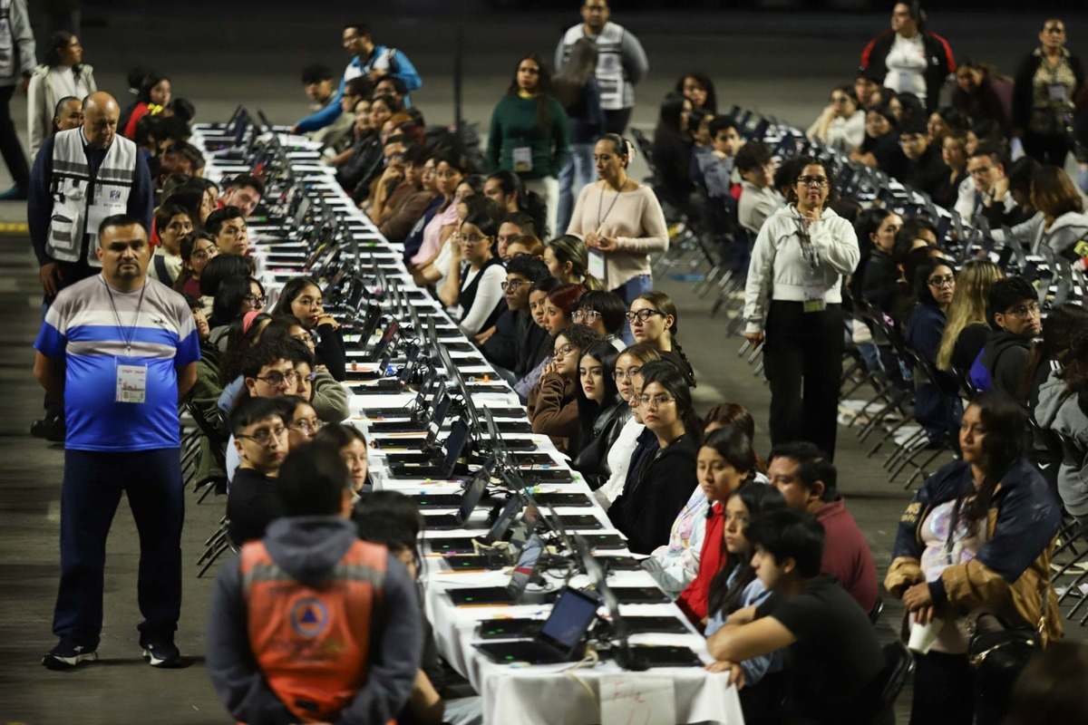 Aspirantes de la UNAM presentan examen de control en el Palacio de los Deportes. | Cuartoscuro