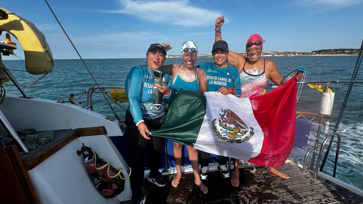 La atleta manzanillense inició la travesía a las 2:12 horas del domingo desde la emblemática playa Shakespeare, en Inglaterra.