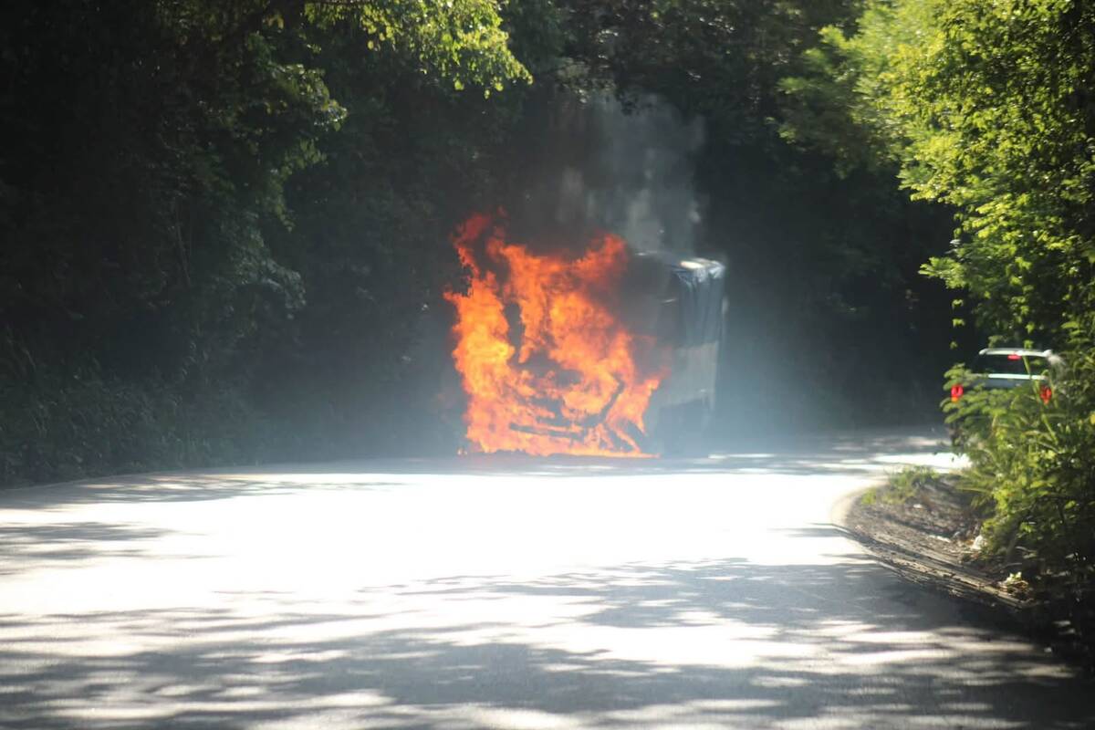La camioneta particular continuó su marcha por varios metros y comenzó a incendiarse. (Cortesía)