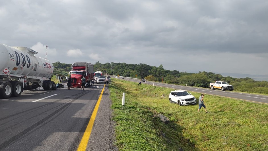 Choque múltiple afecta el paso en autopista a Colima en sentido hacia Guadalajara (Raúl Aguilar Lares)